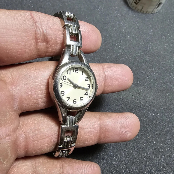 Ladies quartz fashion watch silver tone white dial working with new battery show - Picture 3 of 9